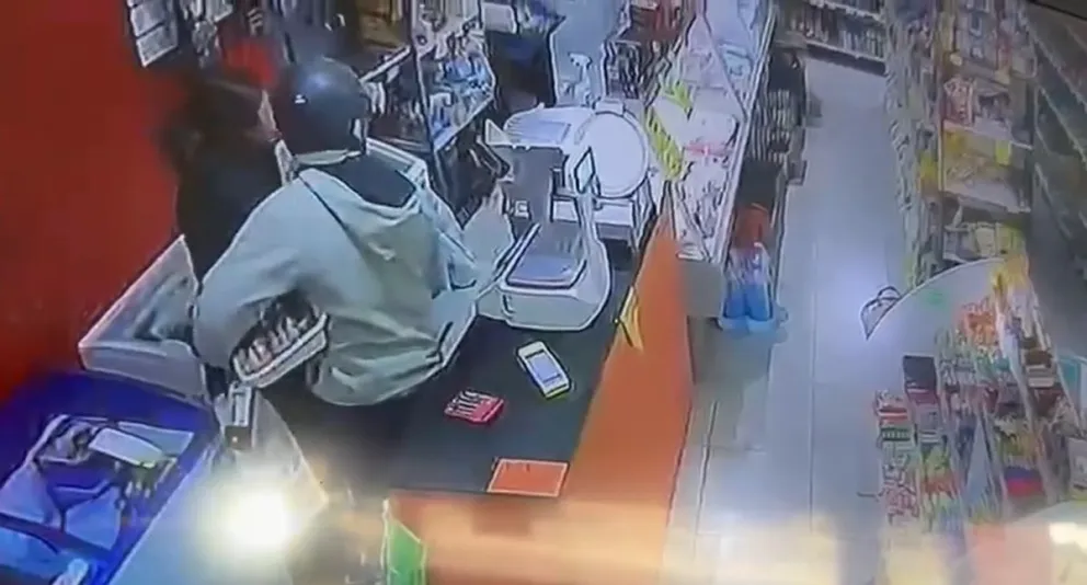 Además del dinero en efectivo, se llevó parte de la mercadería. 