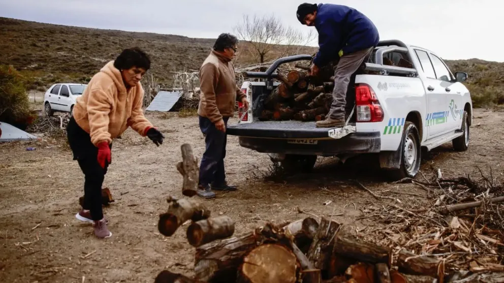Equipos provinciales recorren parajes de la Región Sur para supervisar la entrega de leña y acompañar a familias que atraviesan el invierno sin acceso a la red de gas. Foto cortesía Gobierno de Rio Negro