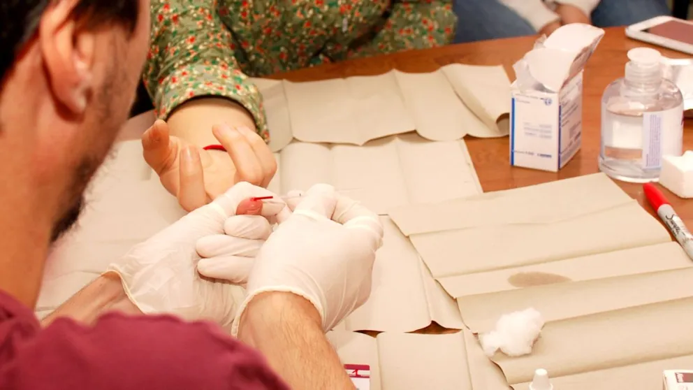 El test demora sólo 15 minutos en arrojar resultados, que se comunican a los vecinos de forma personal y confedencial. (Foto: web)