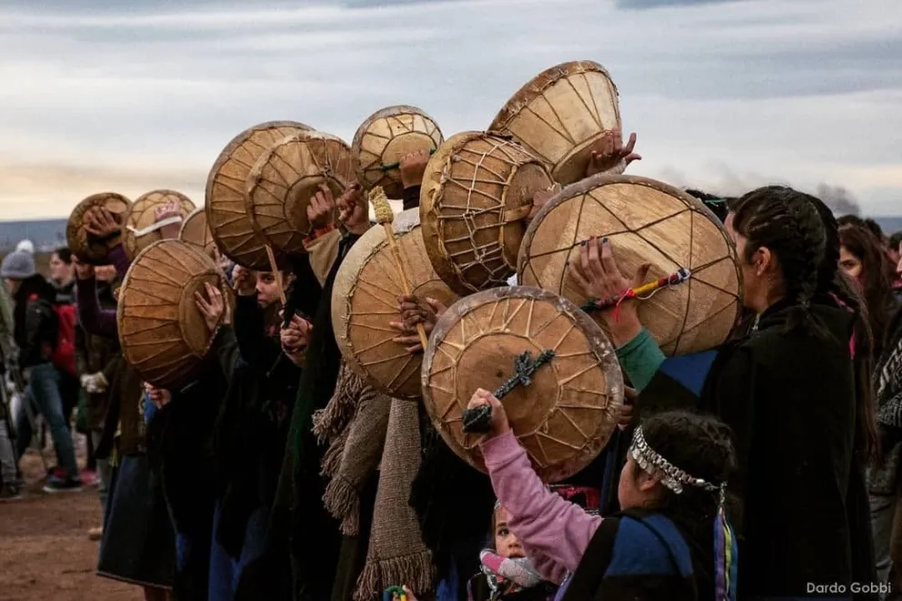 El Wiñoy Tripantu, o regreso del ciclo anual para el Pueblo Mapuche, constituye una fecha de profunda significación cultural, espiritual y comunitaria que en la provincia de Río Negro forma parte del calendario escolar. (Foto: Dardo Gobbi)