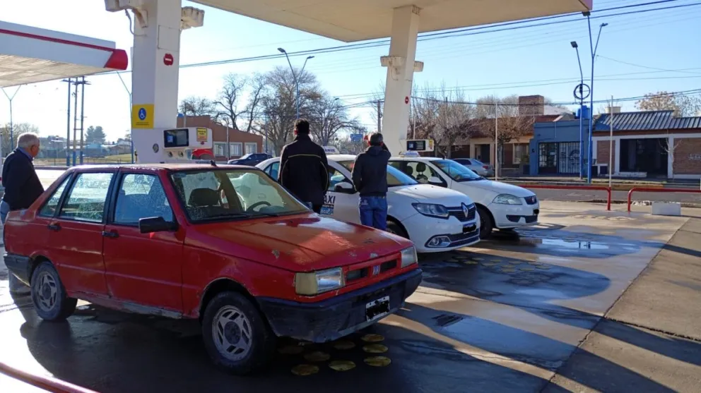 En Roca, las estaciones de servicios brindaron información sobre lo que pasa con la carga de GNC. Foto: ANR