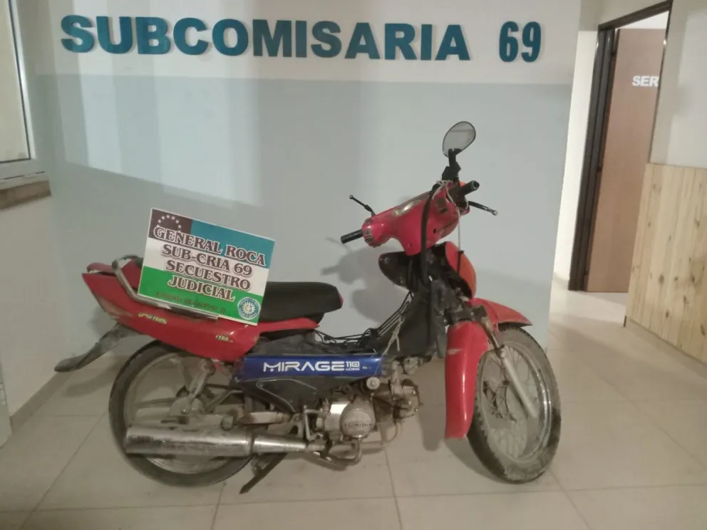 El procedimiento se realizó en la zona de Quinta 25 durante una recorrida de prevención. La moto tenía pedido de secuestro vigente por una causa de hurto hace cuatro años. Foto Tania Domenicucci.ANR