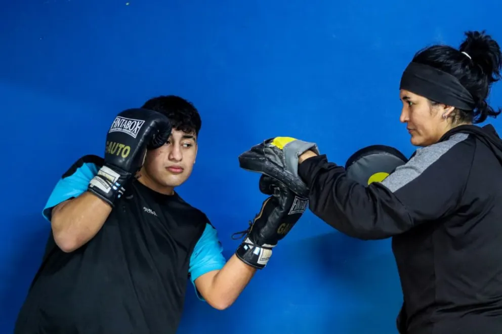 Juntos comenzaron un taller de boxeo que busca rescatar a chicos de la calle. Foto Tania Domenicucci