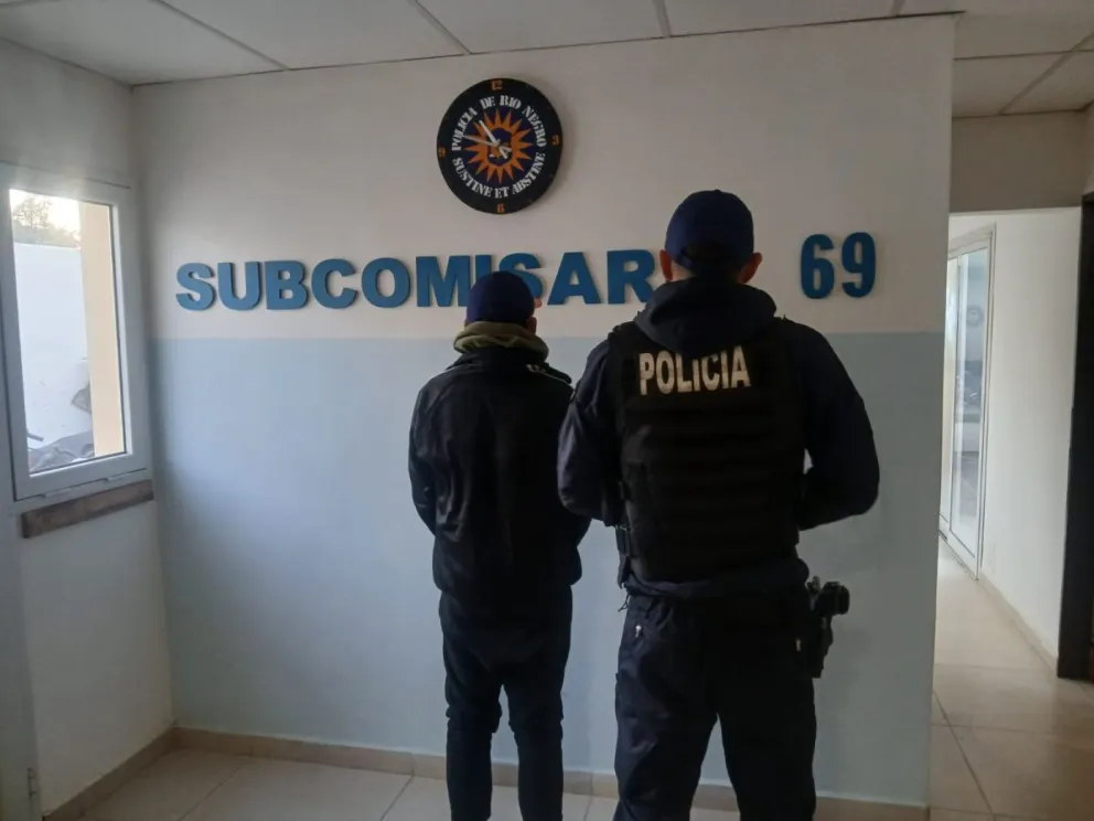 El hecho ocurrió la mañana de hoy en un domicilio de Quinta 25, donde rápidamente los uniformados se acercaron luego del llamado de la madre de un joven. Foto cortesía Policía de Rio Negro