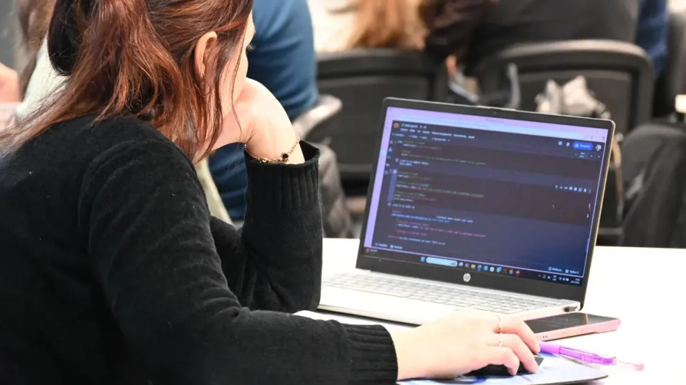 Pueden acceder jóvenes que tengan conocimientos y busquen fortalecer su formación. 