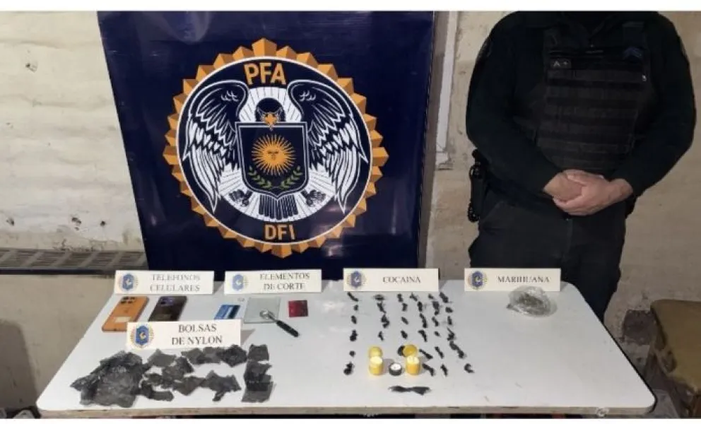 La Policía Federal secuestró cocaína, marihuana, teléfonos celulares y elementos utilizados para el fraccionamiento de estupefacientes durante el allanamiento realizado en Roca. Foto: Policía Federal Argentina.