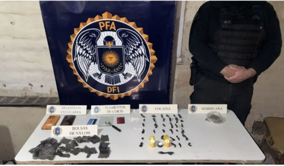 La Policía Federal secuestró cocaína, marihuana, teléfonos celulares durante el allanamiento realizado en Roca. Foto: Policía Federal Argentina.