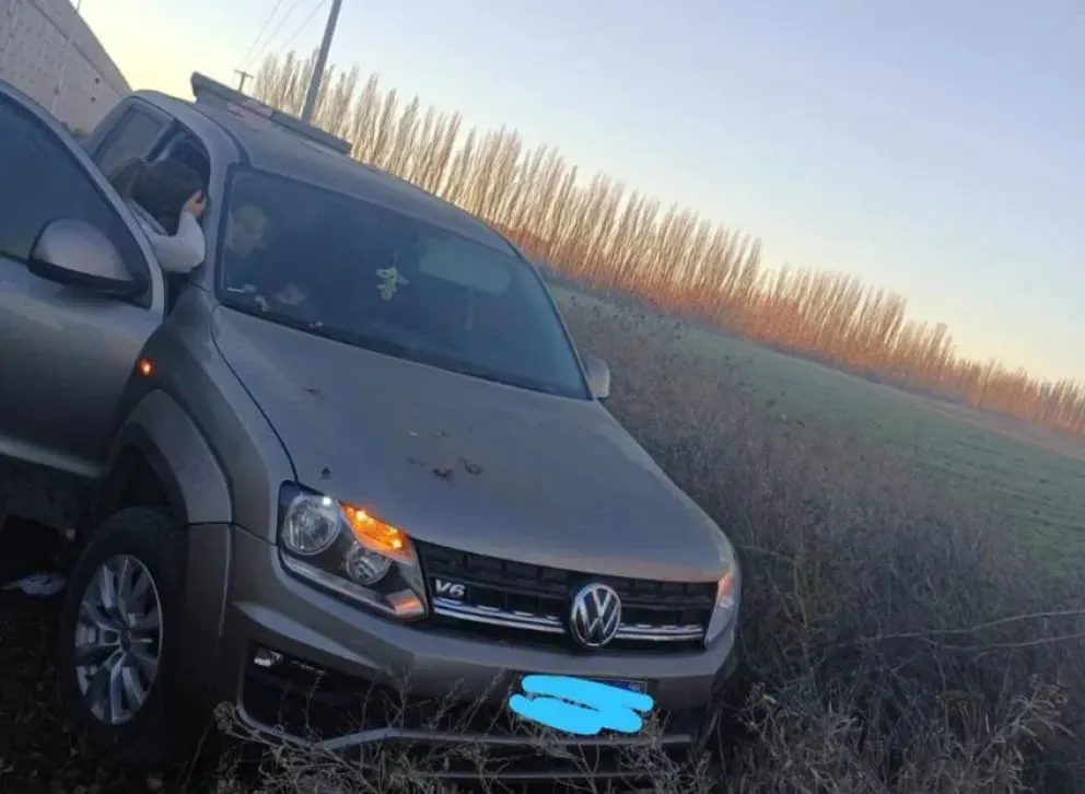 En la camioneta Amarok viajaba una joven con su beb&eacute; de cinco meses. Hizo un trompo y qued&oacute; en sentido contrario al de circulaci&oacute;n. Foto: gentileza.