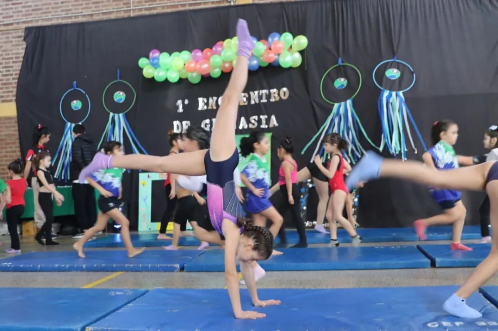 Son 100 gimnastas que toman protagonismo est sábado.  Foto: Tania Domenicucci