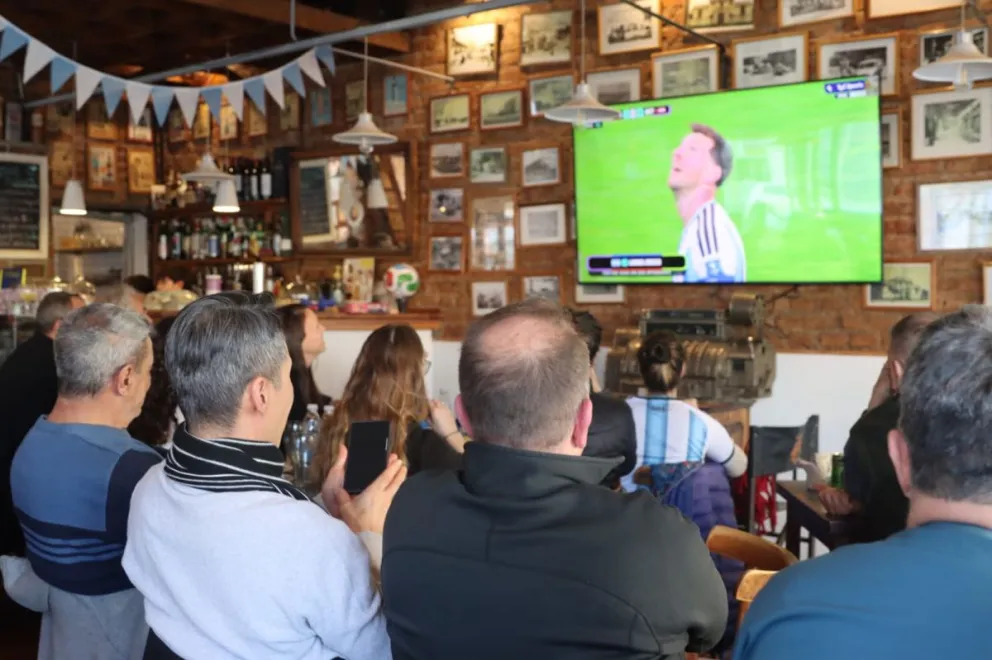 Esta noche varios locales gastronómicos recibirán a los hinchas para disfrutar del partido contra Jordania. Fotos Tania Domenicucci