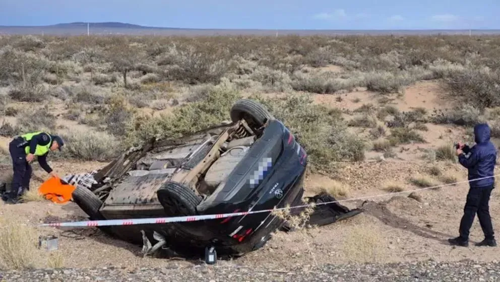 El automóvil Volkswagen Polo Track chocó de frente contra el transporte de carga y quedó destruido a un costado de la calzada. (Foto: gentileza)
