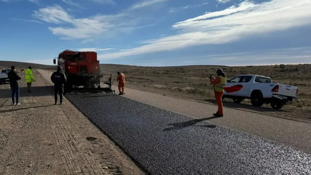 La repavimentación de las rutas 6 y 8 avanza en distintos tramos tras asegurarse el financiamiento para completar la obra. Foto: Gobierno de Río Negro.