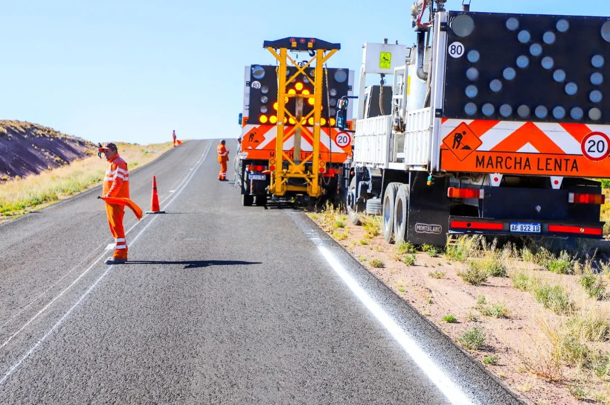Las obras de repavimentaci&oacute;n de las rutas provinciales 6 y 8 contin&uacute;an en ejecuci&oacute;n y el objetivo es completarlas antes de fin de a&ntilde;o. Foto: Gobierno de R&iacute;o Negro.