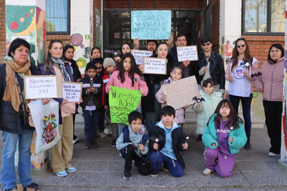 : Padres y madres se reunieron este lunes en la Escuela 168 para reclamar una solución de fondo y exigir que las clases no se retomen hasta que desaparezca la plaga de murciélagos. Fotos Tania Domenicucci-ANR