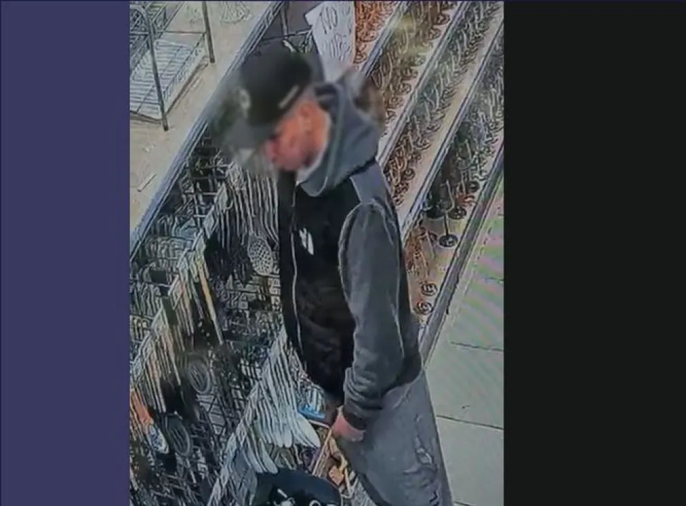 Las cámaras de seguridad del comercio registraron el episodio y las imágenes ya fueron entregadas a la Policía en el marco de la investigación. Foto: captura video