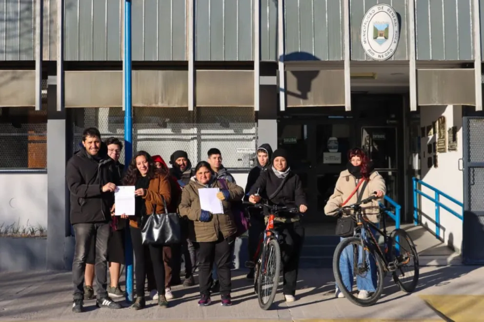 Los delegados y delegadas que presentaron la nota dirigida a la intendenta de Roca. Foto: Tania Domenicucci