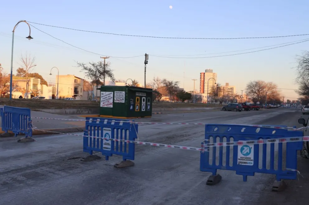La presencia de hielo obligó a realizar cortes preventivos en distintos sectores de la ciudad y generó advertencias de vecinos por calles resbaladizas. Foto Tania Domenicucci-ANR