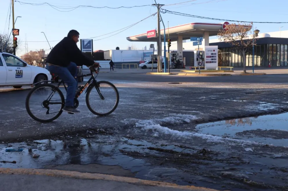 La presencia de hielo obligó a realizar cortes preventivos en distintos sectores de la ciudad y generó advertencias de vecinos por calles resbaladizas. Foto Tania Domenicucci-ANR