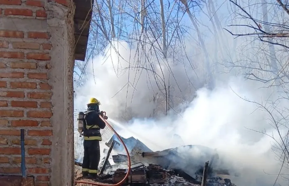 El operativo de bomberos comenzó después de las 14. Foto gentileza 