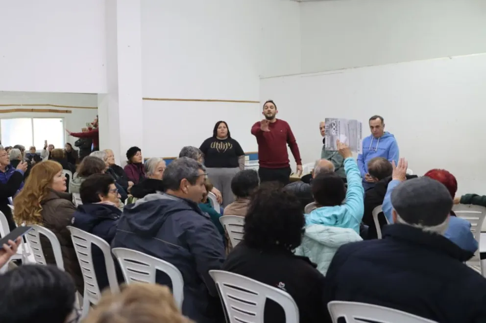 El debate se realizó en el centro comunitario del barrio San Cayetano. Fotos Tania Domenicucci