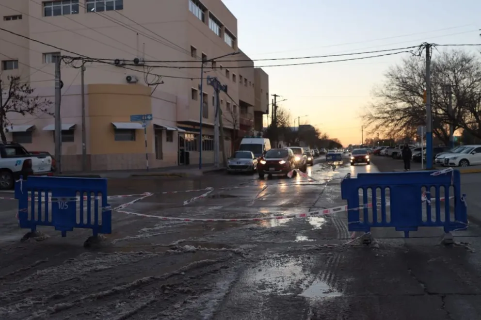 La calle 9 de julio cortada ante la presencia de hielo en la calzada. Foto: Tania Domenicucci