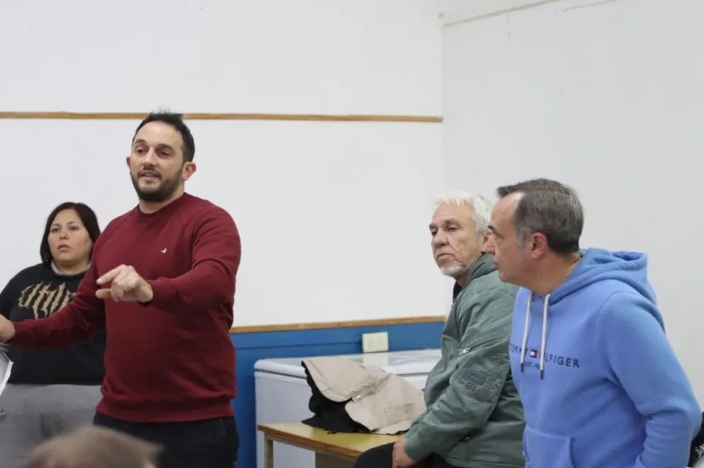 Los concejales tuvieron una tensa conversación con los vecinos de Roca. Foto Tania Domenicucci