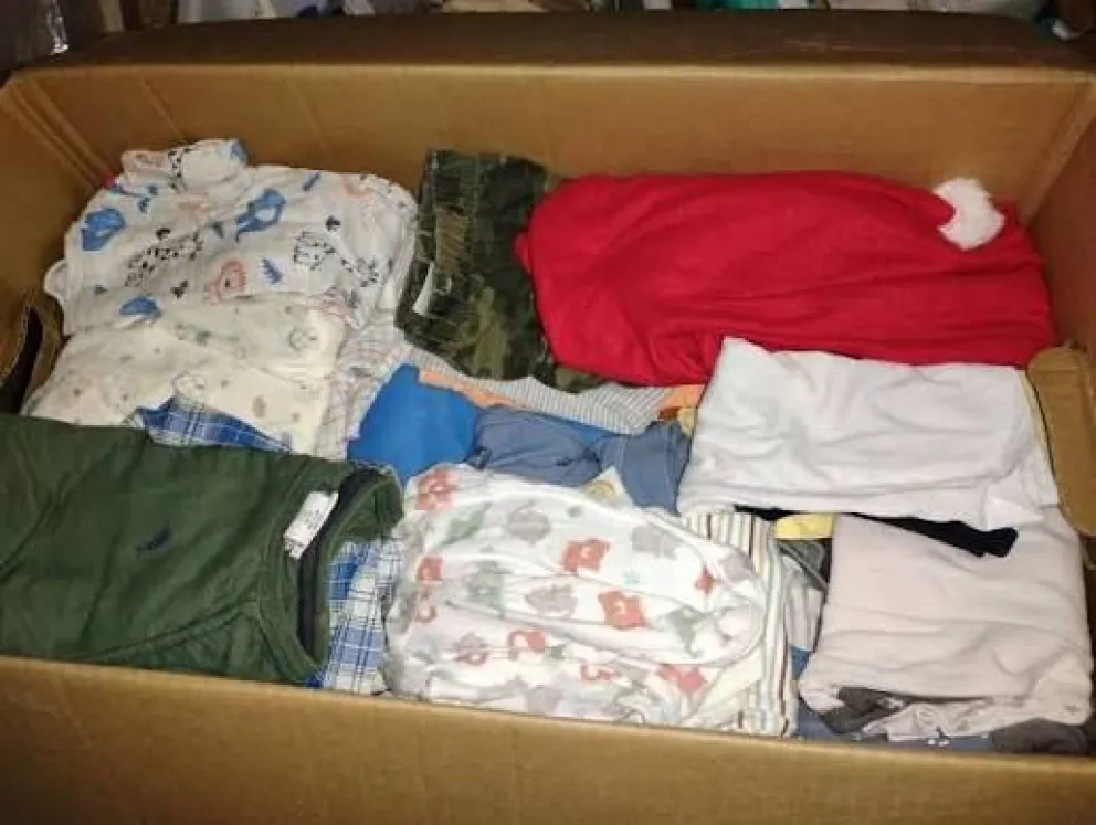 Entre las cosas que solicitan, piden la donación de ropa para una bebé recién nacida. 