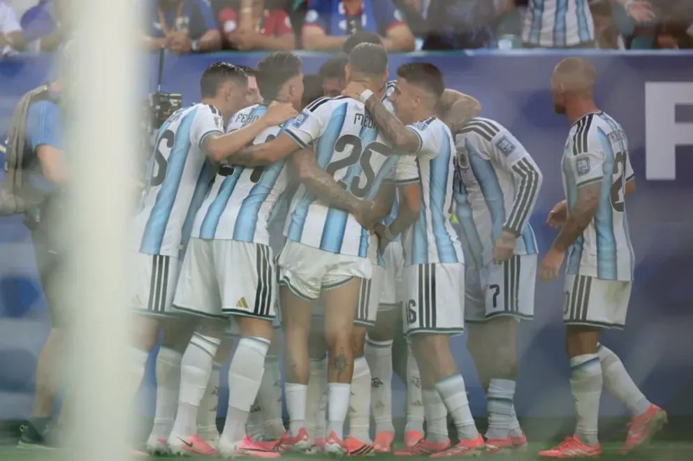 Con un agónico gol de Cristian Romero en el alargue, Argentina derrotó 3-2 a Cabo Verde, avanzó a los octavos de final del Mundial 2026 y ahora enfrentará a Egipto en busca de un lugar entre los ocho mejores del certamen. Foto: AFA.