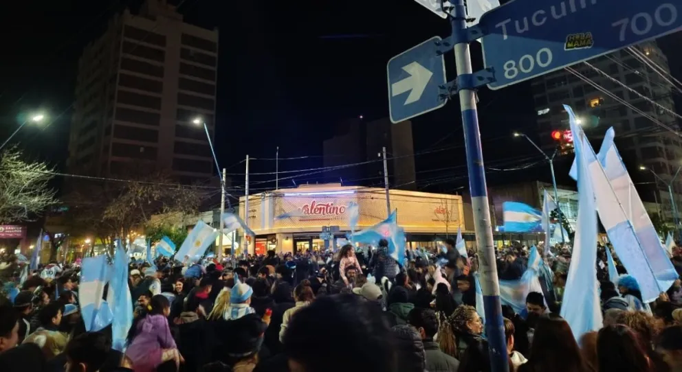 El centro de Roca se llenó de fanáticos cerca de las 22. Fotos Tania Domenicucci