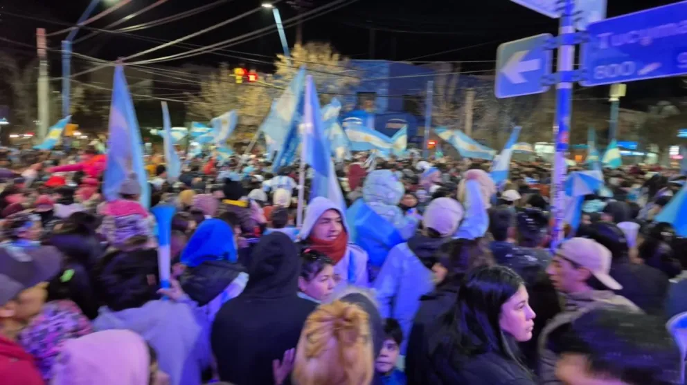 El centro de Roca se llenó de fanáticos cerca de las 22. Fotos Tania Domenicucci
