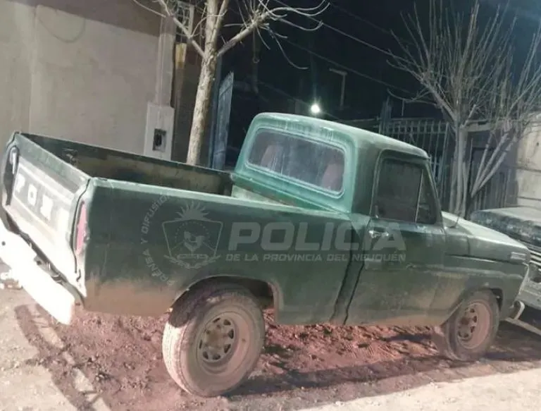 La camioneta habr&iacute;a sido utilizada por los delincuentes en su intento de secuestrar a la v&iacute;ctima. Foto: Polic&iacute;a de Neuqu&eacute;n.