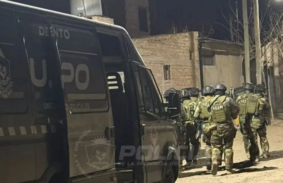 Un escuadrón de la división de operaciones especiales (UESPO) realizó el allanamiento en el barrio Hipódromo de Neuquén. Foto: Policía de Neuquén
