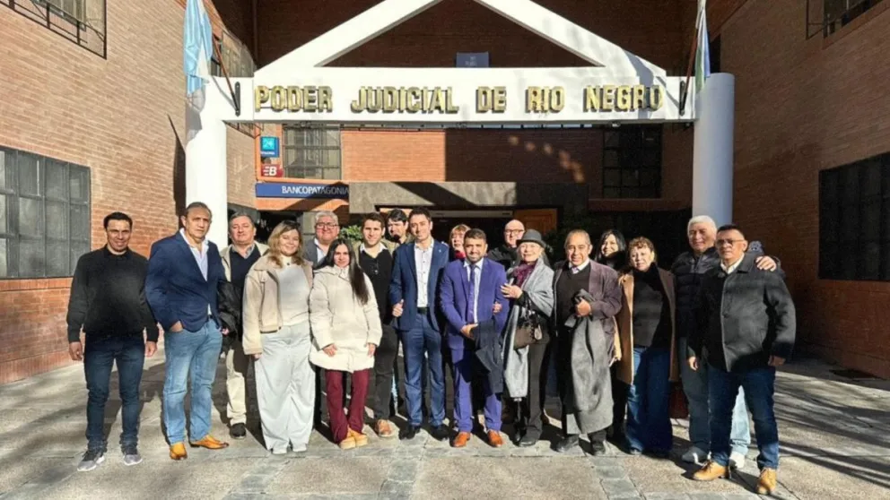 Sin la diputada Lorena Villaverde en la foto, así se mostraba Fullone luego de obtener la habilitación de la Justicia electoral para LLA Río Negro. (Foto: gentileza)