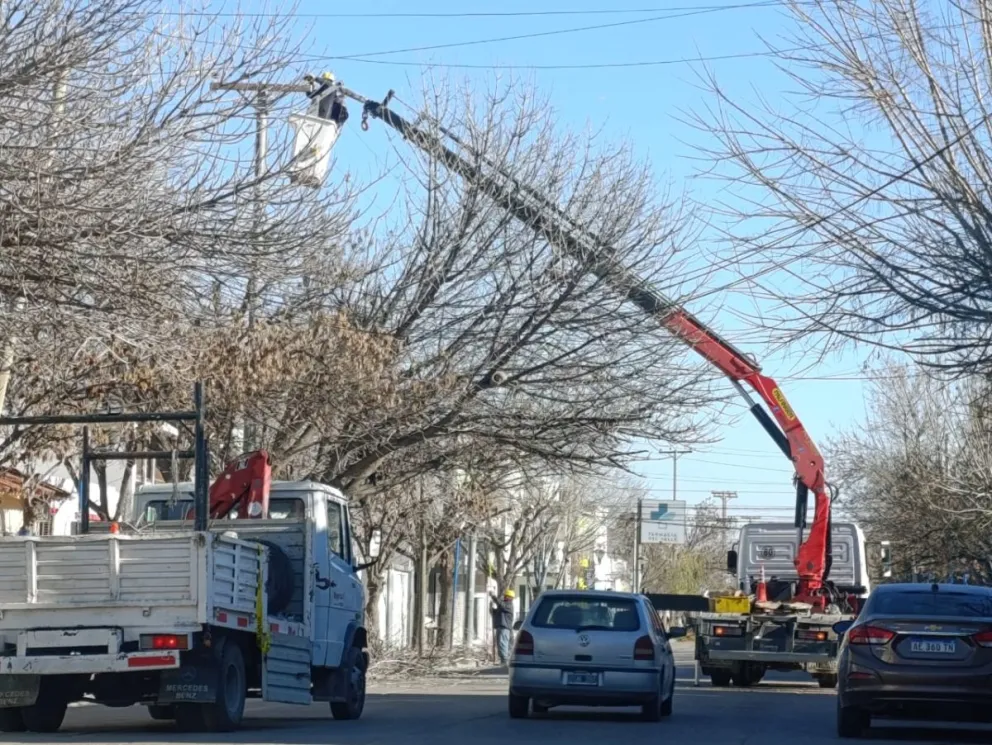 La interrupción del servicio estaba prevista hasta las 14:30, aunque vecinos de distintos sectores aseguraron que continuaban sin luz varias horas después. Foto Tania Domenicucci-ANR