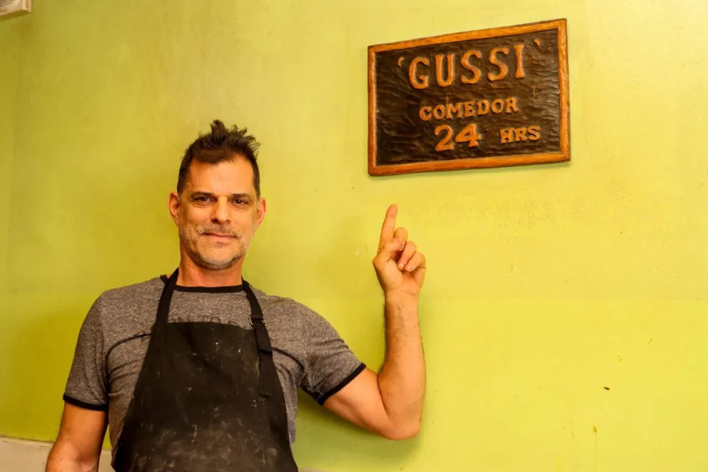 Gustavo Valeri continúa al frente del histórico bar fundado por sus padres y mantiene viva una de las esquinas más reconocidas de General Roca. Foto Tania Domenicucci-ANR