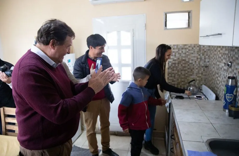 El gobernador Alberto Weretilneck acompañó a una familia durante la inauguración de una obra de gas en El Bolsón. Foto: Ezequiel Floridia / Gobierno de Río Negro.