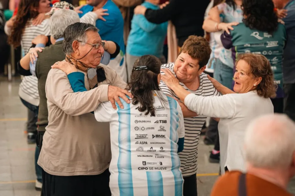Más de 300 adultos mayores de distintas localidades del Alto Valle participaron de una nueva jornada de ActivaMente, una propuesta que combina recreación, actividad física y espacios de encuentro. Foto cortesía Gobierno de Rio Negro