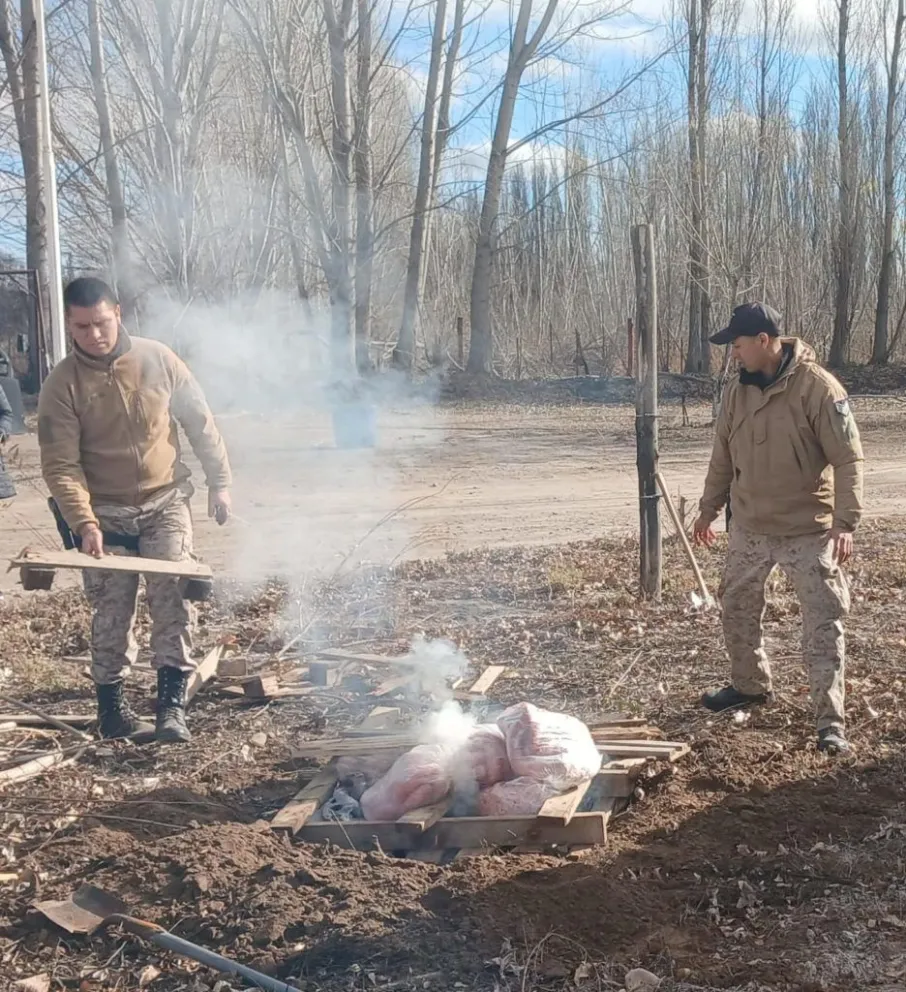 Durante el fin de semana la Brigada Rural de la ciudad logró secuestrar chacinados clandestinos y dos jabalíes en la zona rural de Roca. Foto cortesía Policía de Rio Negro