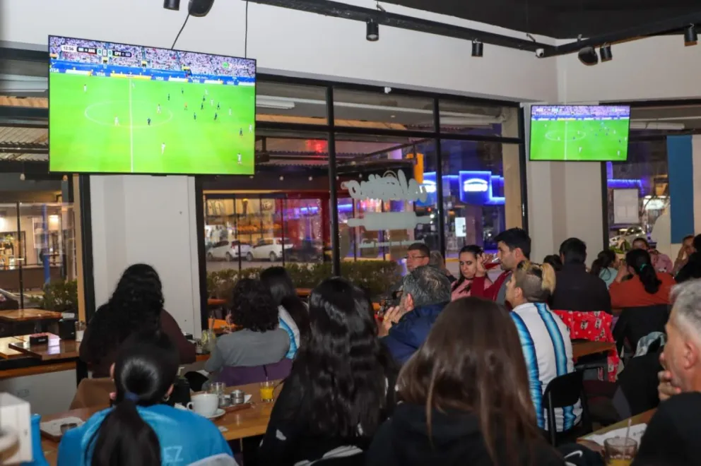 Las mesas reservadas, las pantallas encendidas y las cábalas volverán a repetirse en Roca para seguir a la Selección desde las 13. Foto Tania Domenicucci-ANR