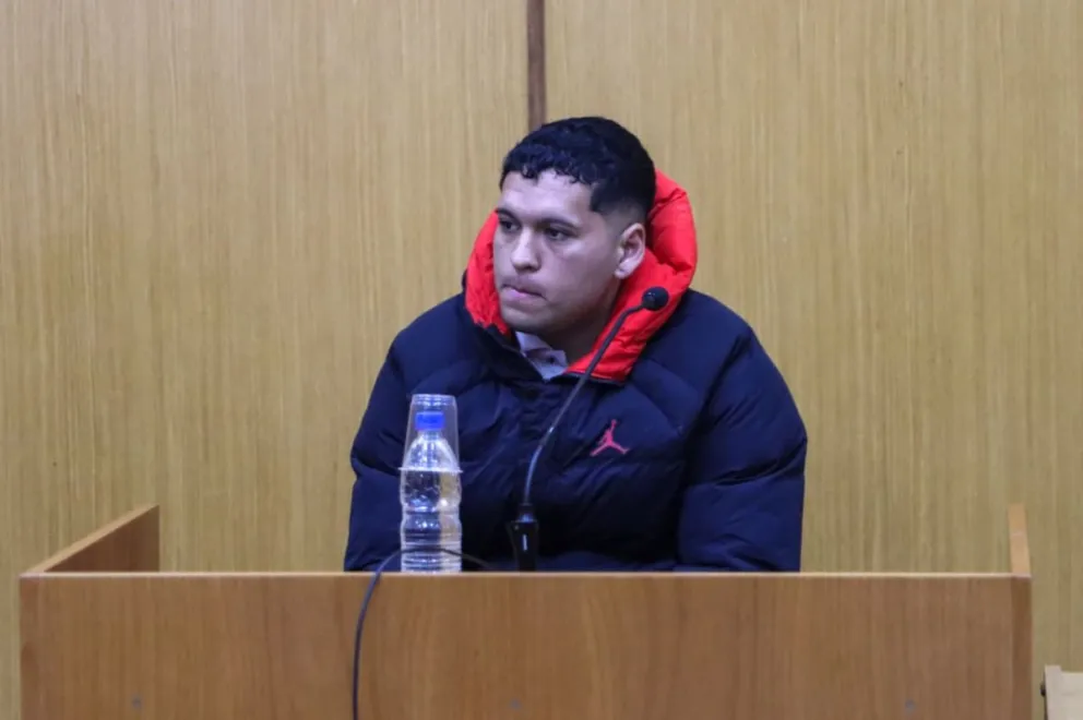 Joshua Caetano Oviedo Nuñez Gallardo durante la audiencia de formulación de cargos realizada este martes en los tribunales de Roca. Foto: Tania Domenicucci.