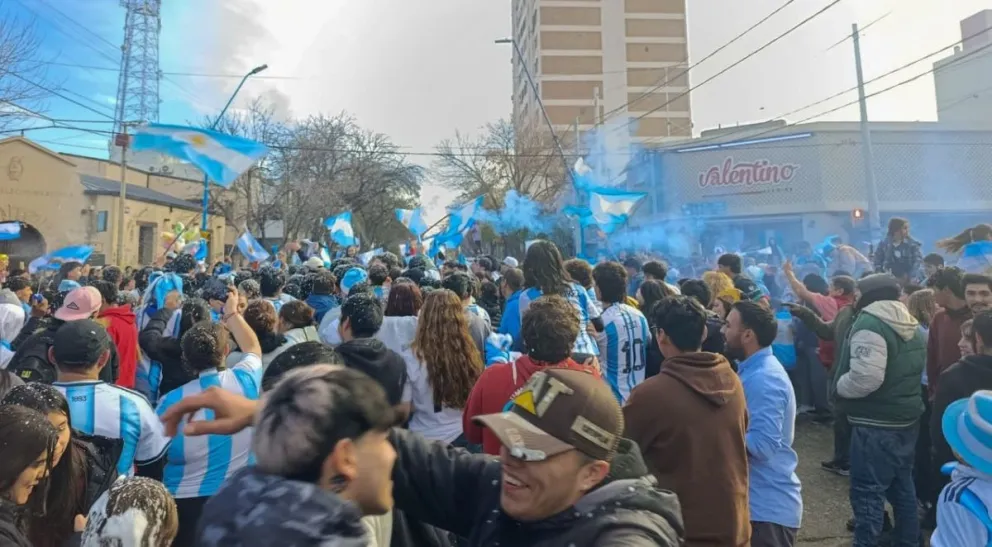 El centro de Roca se volvió el escenario de una fiesta bien argentina. Fotos Tania Domenicucci