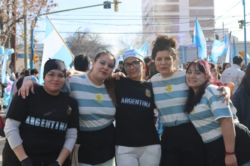 Tras un partido para el infarto miles salieron a festejar en Roca como en distintas partes del país. Fotos Tania Domenicucci