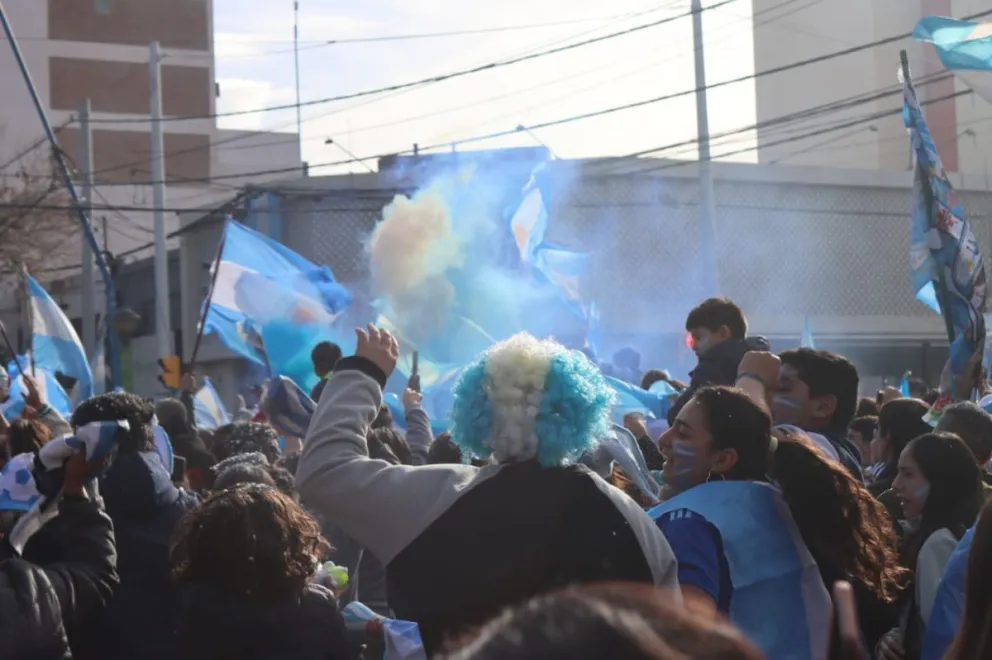 Hoy miles de roquenses fueron a festejar la victoria de la Selección al centro de la ciudad. Foto Tania Domenicucci
