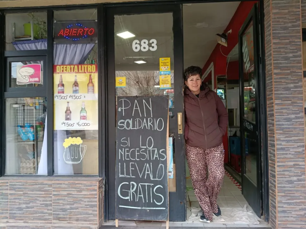 Verónica ofrece el pan todos los días, para quienes más lo necesitan. Foto: ANR