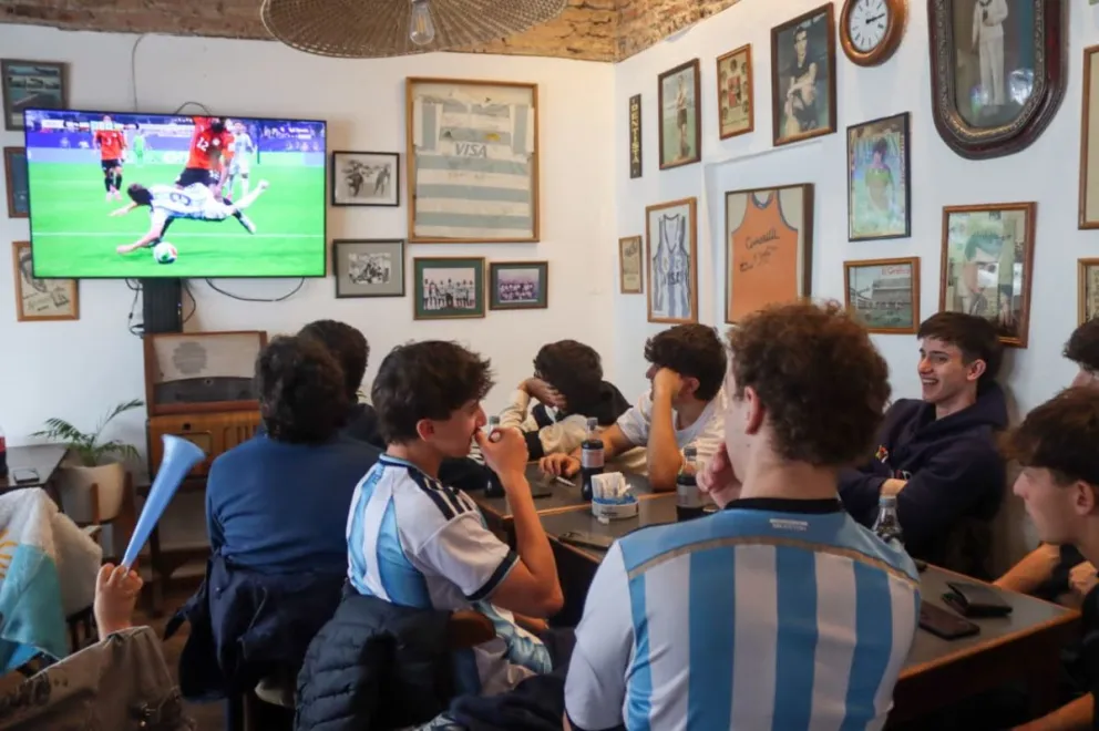  Muchas familias verán el partido en locales gastronómicos de la ciudad. Foto Tania Domenicucci