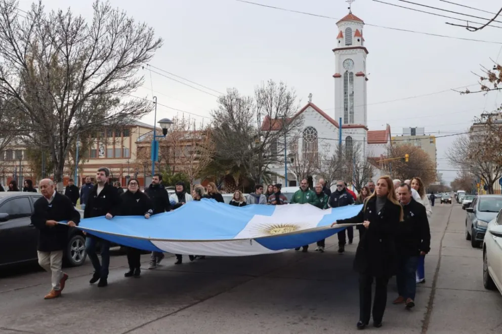 La bandera argentina recorrió el centro de Roca durante la celebración del 9 de Julio. Foto: Tania Domenicucci.
