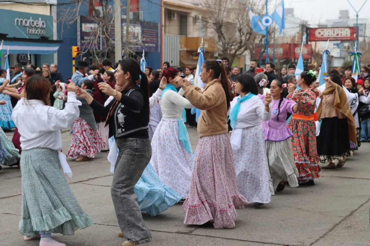 Las danzas folkl&oacute;ricas fueron parte de los festejos por el D&iacute;a de la Independencia Argentina. Foto: Tania Domenicucci.