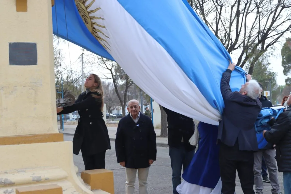 El izamiento del pabell&oacute;n nacional fue uno de los momentos centrales de la jornada. Foto: Tania Domenicucci.
