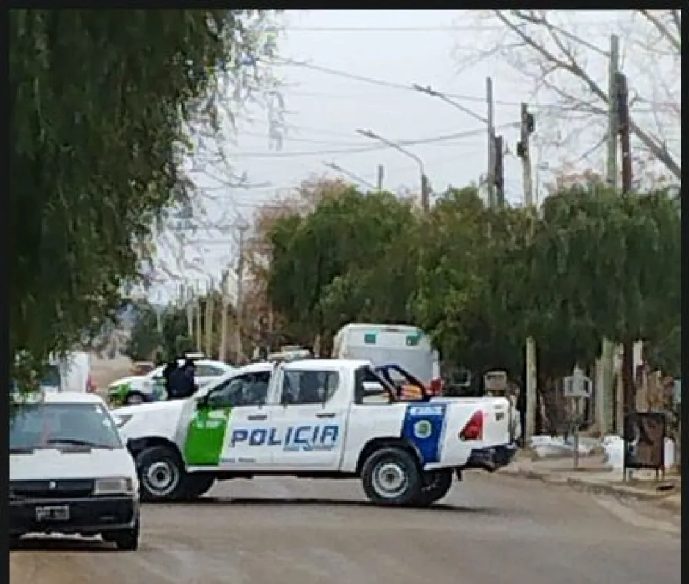 La motociclista fue asistida por personal del Siarme tras sufrir una caída sobre calle Rosario de Santa Fe. Foto cortesía