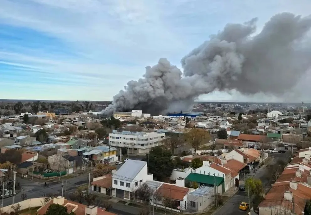 Un importante incendio se desató en el salón de ventas y depósito de Sakura, ubicado en la esquina de Frontera y Padre Mascardi. Foto gentileza